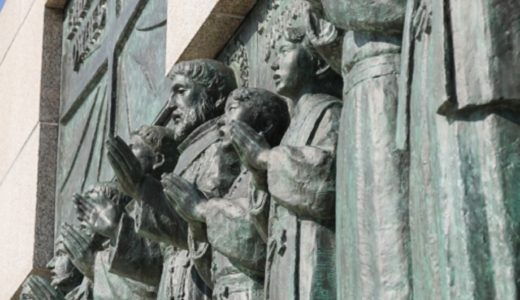 先祖をうやまい、亡くなった人々をしのぶ